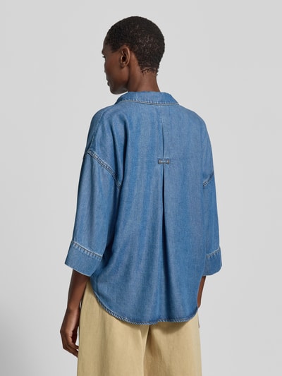 Vrouwenmodel draagt Boxy Fit Bluse aus Lyocell Modell 'Milo' van FREE/QUENT in denimlook met V-hals, pure lyocell, ruglengte 65 cm, mouwlengte 32 cm, achteraanzicht full-body.