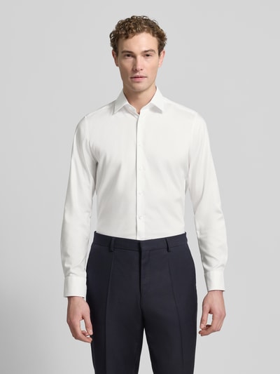 Männermodel trägt Slim Fit Businesshemd in Premiumqualität von OLYMP, Optik: Unifarben, Kentkragen, Baumwoll-Mix, Ganzkörperansicht von vorne.