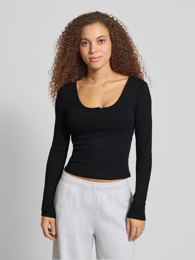 Frauenmodel trägt Slim Fit Langarmshirt mit Baumwoll-Anteil Modell 'JULIANE LIFE' von ONLY, Optik: Unifarben, feiner Rippstrick, Nahaufnahme Oberkörper