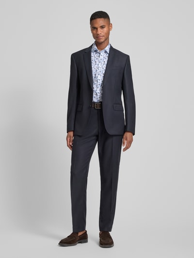 Männermodel trägt Regular Fit Business-Hemd mit floralem Muster und Kentkragen von OLYMP, weiß-blaue Farbtöne, Baumwolle, Ganzkörperansicht von vorne.
