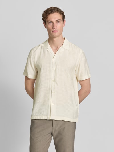 Männermodel trägt Modern Fit Freizeithemd mit Strukturmuster von Lindbergh, Viskose-Mix, Reverskragen, Knopfleiste, Ganzkörperansicht von vorne.