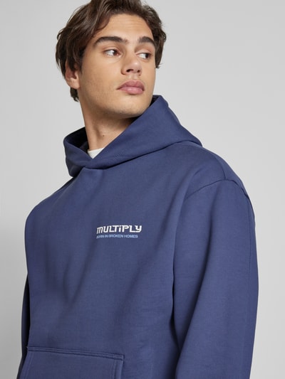 Multiply Apparel Bluza z kapturem o kroju oversized z nadrukiem z logo Ciemnoniebieski 3