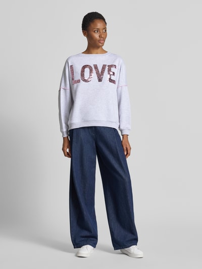 Vrouwenmodel draagt oversized dames sweatshirt van puur katoen model 'Love' van miss goodlife, Statementprint met pailletten, ronde hals, elastische afwerking, Ganzkörperaanzicht van voren