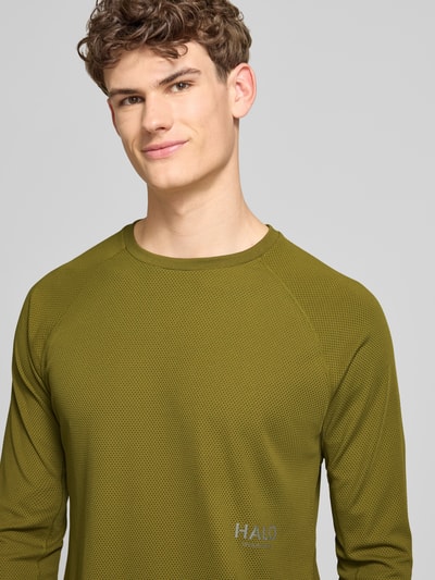 Männermodel trägt heren shirt met lange mouwen met labelprint, model 'SORONA' van HALO, regular fit, ronde hals, nahaufnahme bovenlichaam