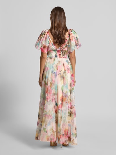 Modelka kobieca nosi Maxikleid mit Taillenband im Allover-Look od LACE & BEADS, tkanina tiulowa, krój taliowany, print allover, dekolt V, pasek w talii, długość tyłu w rozmiarze S: 121 cm, szerokość w rozmiarze S: 34 cm, długość rękawa w rozmiarze S: 29 cm, wielokolorowe kwiatowe wzory, widok całej sylwetki z tyłu.