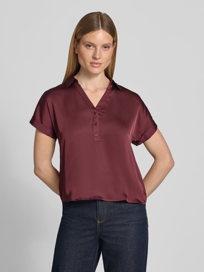 Frauenmodel trägt Regular Fit Bluse mit V-Ausschnitt Modell 'ENNA RAVENNA' von Vila aus Satin mit Knopfleiste, Ganzkörperansicht von vorne. Damen Bluse, Rückenlänge bei Größe 36: 59 cm.