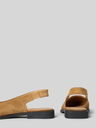 Produktfoto, Ballerinas im Slingback-Design von Copenhagen aus echtem Leder in Wildleder-Optik, spitz zulaufend, offene Ferse, glatte schwarze Sohle, Absatzhöhe 2 cm bei Größe 40, beige-braune Farbe, minimalistisches Design.