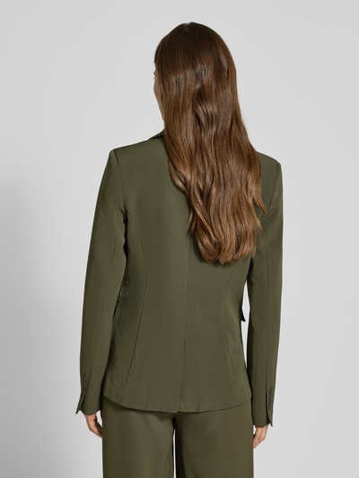 Frauenmodel trägt Slim Fit Blazer mit Pattentaschen Modell 'ISA' von Guido Maria Kretschmer, Olivgrün, Material-Mix mit Stretch-Anteil, Ganzkörperansicht Rückansicht.