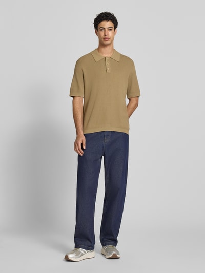 Männermodel trägt Regular Fit Poloshirt aus reiner Baumwolle von Marc O'Polo Denim in Optik: Unifarben, Strick, Ganzkörperansicht von vorne.