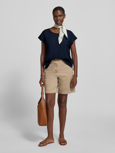 Frauenmodel trägt Damen T-Shirt mit Rundhalsausschnitt Modell 'GRIT' von Raffaello Rossi, Material-Mix mit Stretch-Anteil, Relaxed-Fit, Farbe Dunkelblau, kombiniert mit beigefarbenen Shorts, glatte Textur, Rückenlänge bei Größe 36: 58 cm, Ganzkörperansicht von vorne.