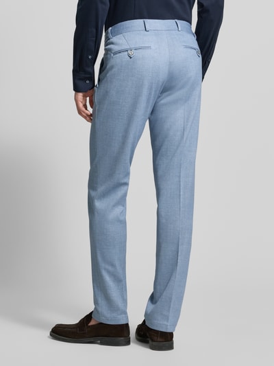 Männermodel trägt lichtblauwe Straight Fit stoffen broek met bandplooien model 'Sparta' van Zuitable, materiaalmix met katoen, bandplooien, achterzakken, knoop- en ritssluiting, bandwijdte bij maat 50: 47 cm, binnenbeenlengte bij maat 50: 80 cm, model van achteren, Ganzkörperansicht Rückansicht.