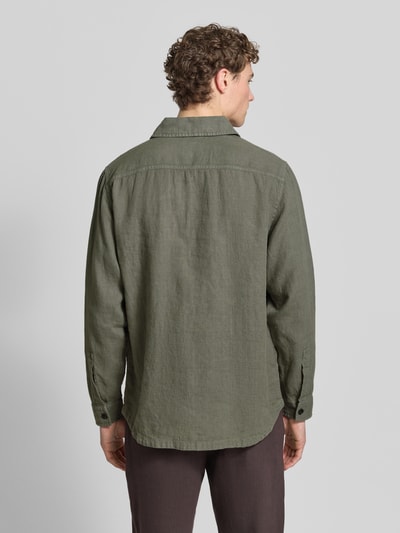 Männermodel draagt Relaxed Fit vrijetijdsoverhemd uit puur linnen model 'LOCKY' van BOSS Orange, look: effen, gevlamd garen, lange mouw, kentkraag, doorlopende knoopsluiting, borstzakken, labelpatch, materiaal: linnen. Ganzkörperansicht Rückansicht.