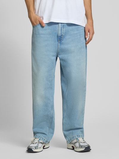 Männermodel trägt Relaxed Fit Jeans aus reiner Baumwolle Modell 'Brandon' von Carhartt Work In Progress, hellblaue Farbe, 5-Pocket-Design, Ganzkörperansicht von vorne, Kontext: Herren Jeans, Knopf- und Reißverschluss, Gürtelschlaufen, Bundweite Größe M 46 cm, Innenbeinlänge 73 cm.