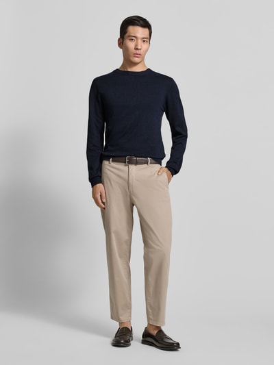 Męski model nosi Strickpullover mit gerippten Abschlüssen Modell 'BELLS' od Casual Friday, krój slim fit, bawełna z lyocellem, widok całej sylwetki z przodu.