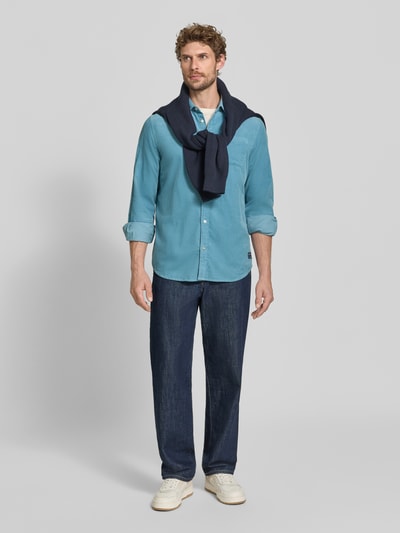 Mannelijk model draagt Regular Fit Freizeithemd mit Label-Patch Modell 'CORDUROY' van Scotch & Soda, blauw, katoen, met borstzak en kentkraag, voorkant volledige lichaamsopname.