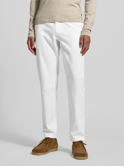 Männermodel trägt weiße Straight Fit Stoffhose mit Lyocell-Anteil Modell 'Everest' von Brax, Eingriff- und Gesäßtaschen, Ganzkörperansicht von vorne.