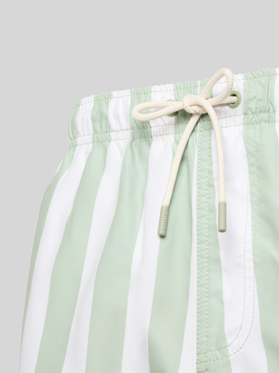Produktfoto, Badehose mit Gesäßtasche und elastischem Bund von Shiwi in Mintgrün-Weiß mit Tunnelzug und Allover-Streifen, glatte Textur.