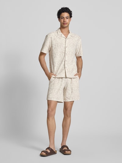 Männermodel trägt Relaxed Fit Sweatshorts mit Baumwoll-Anteil Modell 'CLEMENT' von Only & Sons im Allover-Muster, Frottee, Ganzkörperansicht von vorne.