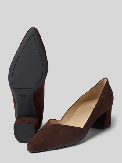 Produktfoto, Pumps aus Leder mit Blockabsatz von Högl in Dunkelbraun, vorne spitz zulaufend, glatte Sohle, Absatzhöhe 5 cm, Schafthöhe 7 cm, Schaftweite 21 cm, Echtleder, EU-Größen.