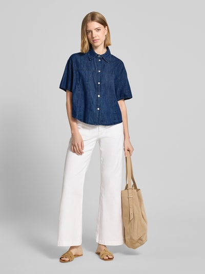 Vrouwenmodel draagt jeansblouse met kentkraag model 'Ferluna' van OPUS, puur katoen, loose fit, drukknoopsluiting, ganzichaansicht vooraan.