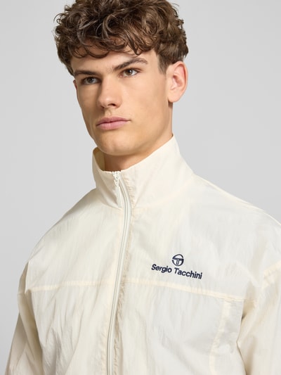 Męski model nosi Regular Fit kurtkę ze stójką model 'Nayla' od SERGIO TACCHINI, jasny kolor, zamek błyskawiczny, wpuszczane kieszenie, elastyczne wykończenia, długość tyłu w rozmiarze M: 69 cm, długość rękawów w rozmiarze M: 61 cm, nahaufnahme górnej części ciała.