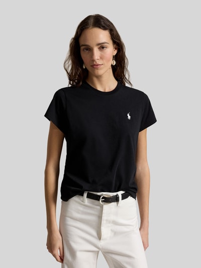 Frauenmodel trägt Regular Fit T-Shirt aus reiner Baumwolle von Polo Ralph Lauren in Schwarz, weiße Hose, Ganzkörperansicht von vorne. Damen T-Shirt von Polo Ralph Lauren
