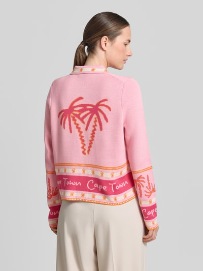 Frauenmodel trägt Cardigan mit Umlegekragen von Smith and Soul in Rosa mit Baumwoll-Mix, Regular Fit, Motiv Cape Town, Ganzkörperansicht Rückansicht.
