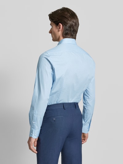 Männermodel trägt Slim Fit Businesshemd aus reiner Baumwoll-Popeline von Tommy Hilfiger Tailored, Optik: Allover-Muster, Ganzkörperansicht Rückansicht.