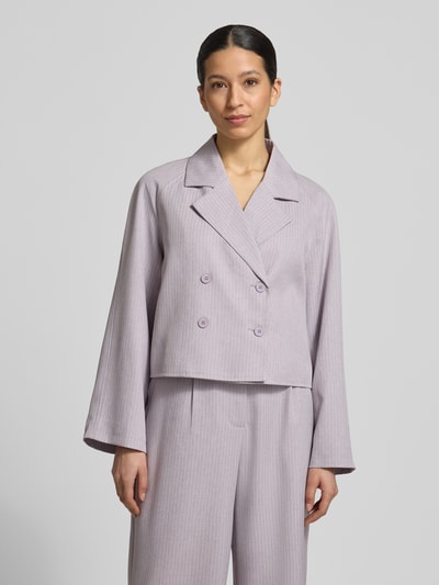 Vrouwenmodel draagt Regular Fit Blazer met Reverskraag model 'Amiri' van LOLLYS LAUNDRY in lichtpaars materiaalmix met viscose, met dubbele rij knopen, rechte vormen, zacht tekstuur, regular fit, borstwijdte 49 cm, ruglengte 50 cm, mouwlengte 59 cm. Ganzlichaamsvooraanzicht.