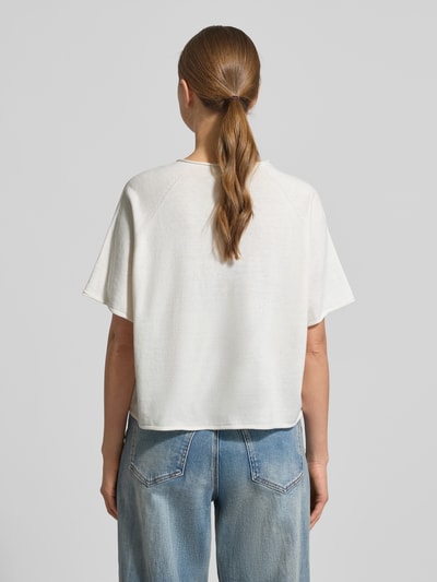 Vrouwenmodel draagt gebreid shirt van mix van katoen en kasjmier, relaxed fit, opstaande kraag, model 'MOENY' van Drykorn, ruglengte maat S 53 cm, mouwlengte 27 cm, dames shirt, wit, rechte zoom, gladde textuur, model achteraanzicht, ganzekörperaufnahme rugaanzicht.
