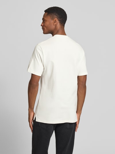 Männermodel trägt Regular Fit Poloshirt aus Baumwoll-Mix von s.Oliver RED LABEL, Optik: Unifarben, Kurzarm, Ganzkörperansicht Rückansicht.
