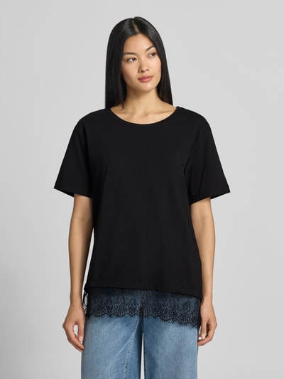 Frauenmodel trägt T-Shirt mit Spitze Modell 'SURE' von FREE/QUENT in Schwarz, Baumwoll-Elasthan-Mix, Relaxed Fit, Nahaufnahme Oberkörper.