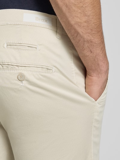 Männermodel trägt fein strukturierte Hose Modell 'Fabio' von Brax, Baumwoll-Elasthan-Mix, Slim-Fit, Eingrifftaschen, Detailaufnahme Rückansicht.