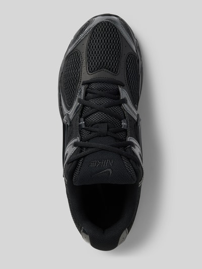 Produktfoto, Sneaker mit Logo-Detail Modell 'INITIATOR' von Nike, schwarze Farbtöne, abgerundete Passform, Schnürverschluss, Mesh-Textur, Herren Sneaker, Absatzhöhe 6 cm, Schafthöhe 7 cm, Schaftweite 7 cm.