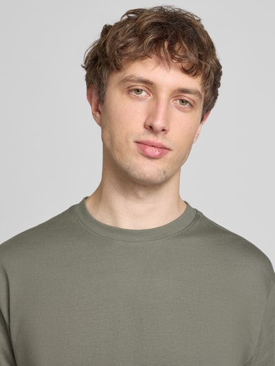 Männermodel trägt Relaxed Fit T-Shirt aus reiner Baumwolle Modell 'FRED LIFE' von Only & Sons, unifarben, Nahaufnahme Oberkörper.