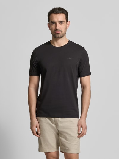 Männermodel trägt T-Shirt mit Label-Detail von bugatti in Schwarz, aus reiner Baumwolle, gerader Schnitt, Rundhalsausschnitt, Ganzkörperansicht von vorne.