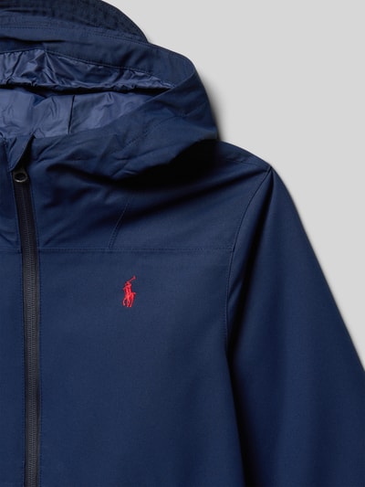 Productfoto, Regular Fit Blouson met capuchon Model 'PRTLAND' van Polo Ralph Lauren Teens, effen donkerblauw, ritssluiting, lange mouw, gestikt logo, elastische rompzoom en mouwboord, klepzakken