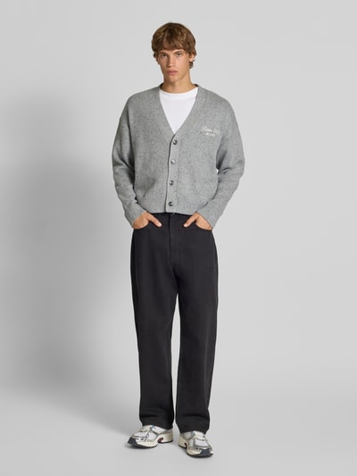 REVIEW Strickjacke mit V-Ausschnitt und Label-Stitching Hellgrau Melange 1