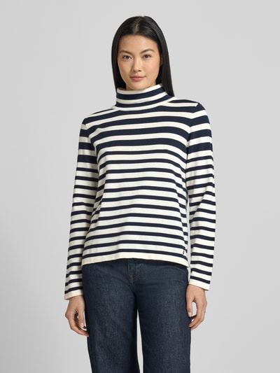 Frauenmodel trägt Strickpullover mit Stehkragen Modell 'LESLEY' von Brax, reine Baumwolle, Regular-Fit, Ganzkörperansicht von vorne.