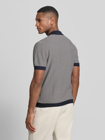 Männermodel trägt Strickshirt mit Polokragen und Knopfleiste von Christian Berg Men, Regular Fit, Streifenmuster, Ganzkörperansicht Rückansicht.
