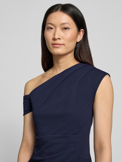 Frauenmodel trägt Abendkleid in Maxikleid mit Gehschlitz von Lipsy in Dunkelblau, Elastischer-Material-Mix, Off-Shoulder-Design, Nahaufnahme Oberkörper
