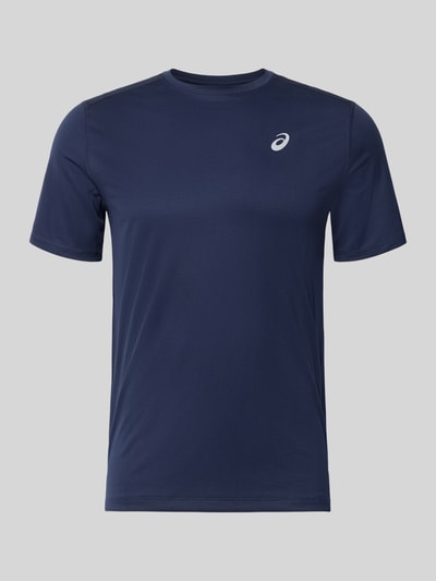 Produktfoto, dunkelblaues T-Shirt mit weißem Logo-Print, glatte Textur, gerader Schnitt, Modell 'CORE' von ASICS TIGER, Rundhalsausschnitt, Rückenlänge 72 cm bei Größe M