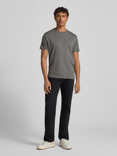 Męski model nosi T-shirt mit Label-Stitching von Lerros z bawełny, krój regular fit, prążkowany okrągły dekolt, długość tyłu 69 cm, Ganzkörperansicht von vorne.