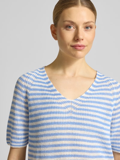 Frauenmodel trägt T-Shirt aus Leinen mit V-Ausschnitt von Fynch-Hatton, Damen T-Shirt, Regular-Fit, Allover-Look, Nahaufnahme Oberkörper.