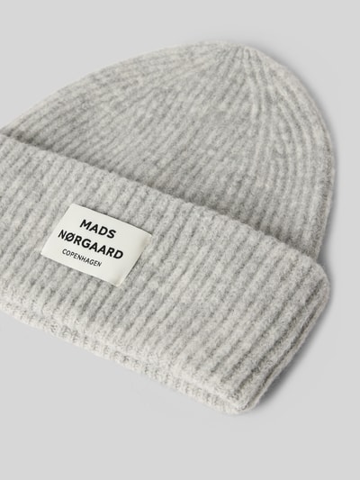 Productfoto, grijze ribgebreide beanie uit elastische wolmix met brede omslag en labelpatch, Beanie aus Woll-Mix Modell 'Tosca Anju' van MADS NØRGAARD