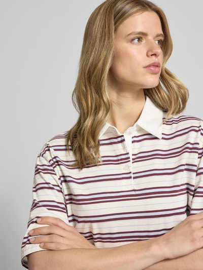 Kobiece model prezentuje T-Shirt z kołnierzem polo model 'Cora' od LeGer by Lena Gercke, bawełna, krój loose fit, paski, zbliżenie na górną część ciała.
