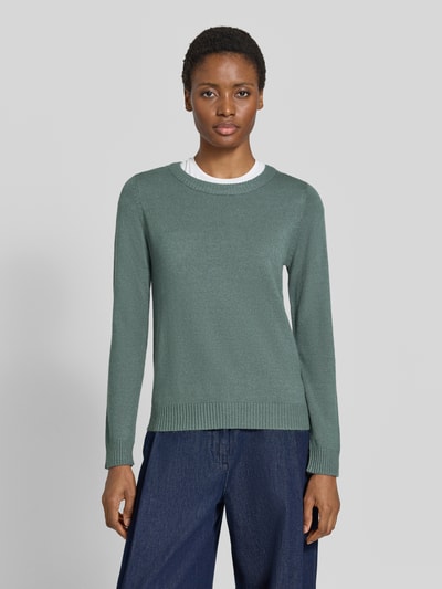 Frauenmodel trägt Strickpullover aus Viskose-Mix von VILA, taillierte Passform, gerippte Abschlüsse, grün, Ganzkörperansicht von vorne.
