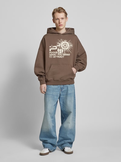 Pegador Oversized Hoodie mit Statement-Print Modell 'SALIOU' Mittelbraun 1