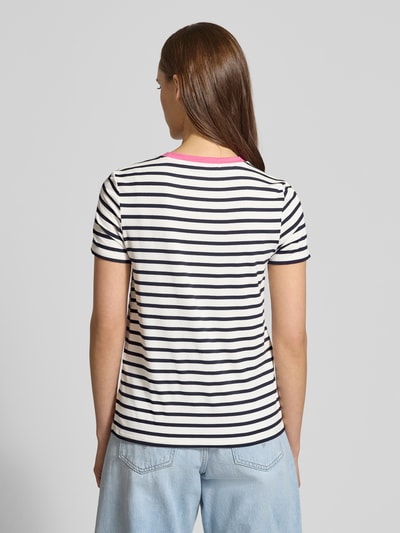 Frauenmodel trägt Regular Fit T-Shirt aus Viskose-Mix Modell 'HEART LIFE' von Only, Allover-Streifen, Kontrastdetail, Rückansicht