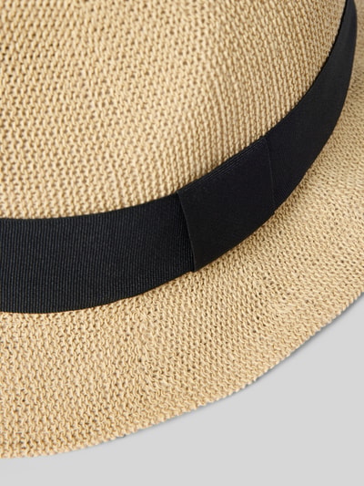 Produktfoto, Hut mit Zierband Modell 'TRILBY' von Müller Headwear aus Papier in Beige mit breiter Krempe und schwarzem Zierband, Nahaufnahme